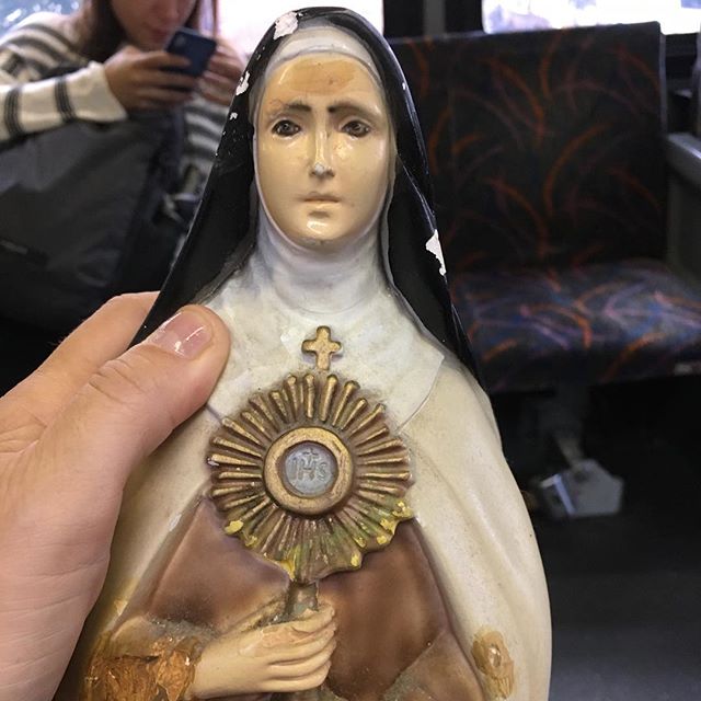 Of course I have to find Saint Clare of Assisi by the bus stop going into NYC. She is the Patron Saint of Television!#saintclareofassisi #statue #vintage #signs #busstopgifts #spiritsigns #assisi #italy #notacatholicchurch #nyc #luggingit #patronsaintoftelevision
